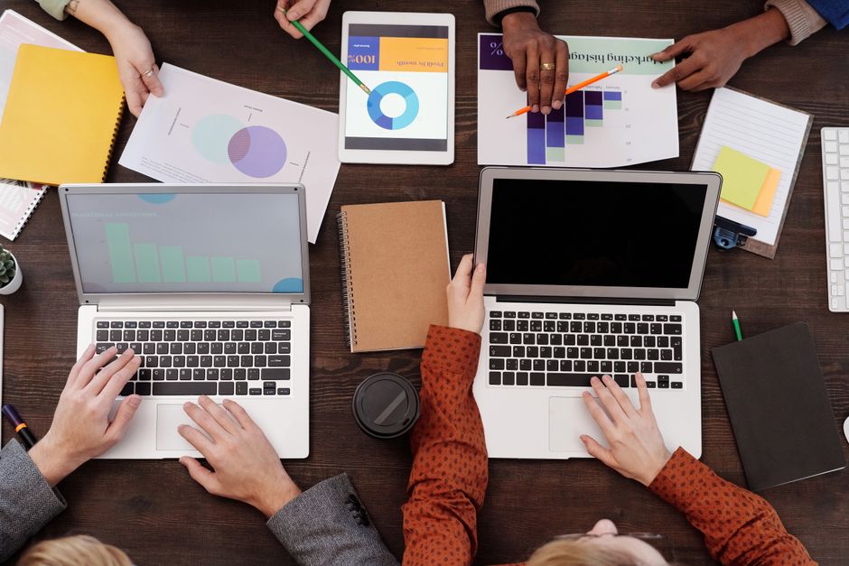 Pogled iznad na tim koji raspravlja o digitalnim strategijama