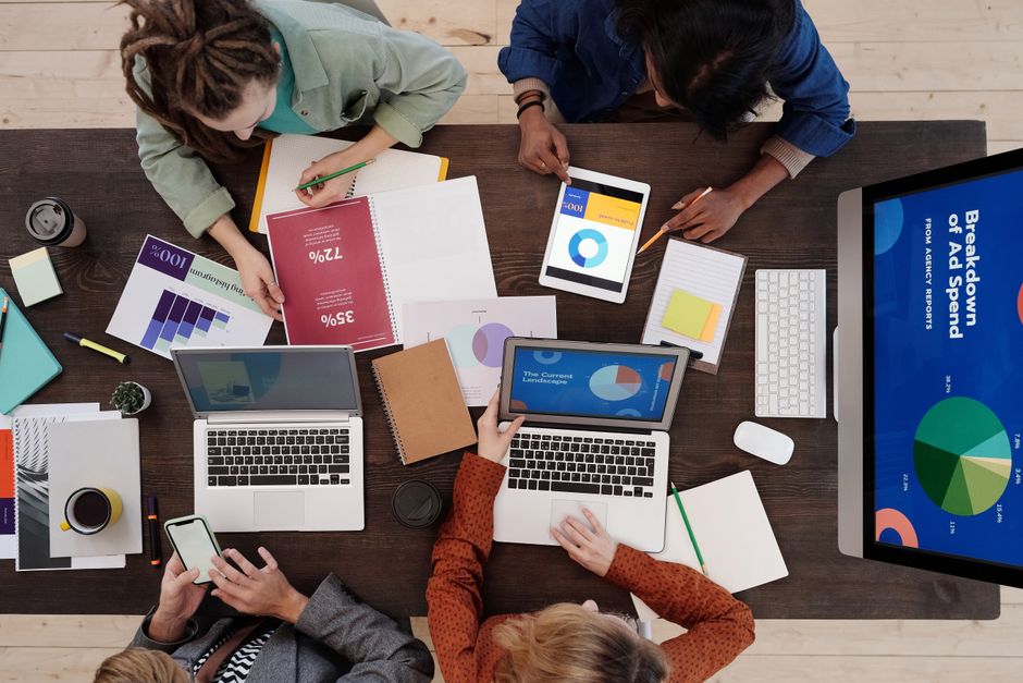 Raznolik tim koji surađuje na digitalnim marketinškim strategijama