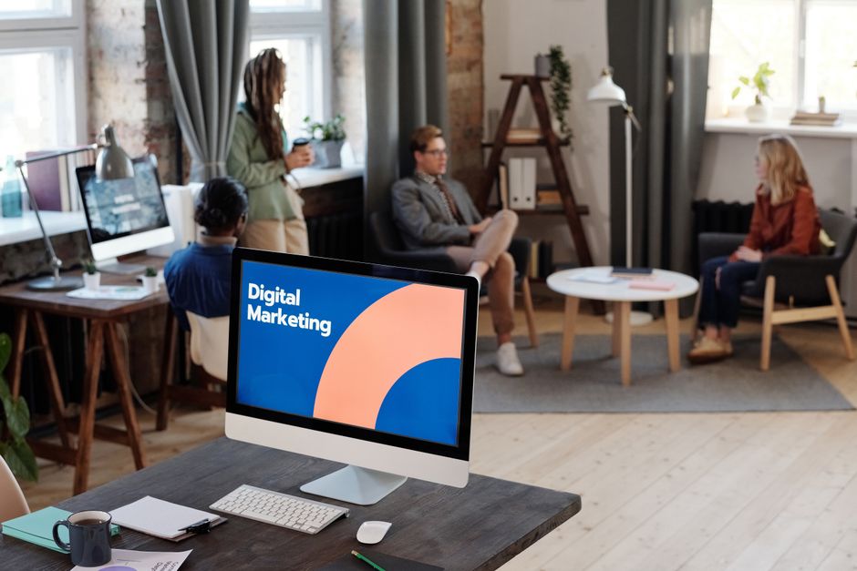 Suradnički timski sastanak s fokusom na digitalni marketing