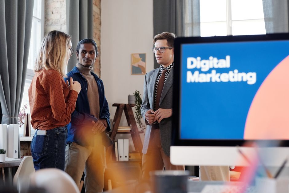 Skupina kolega raspravlja o digitalnim marketinškim strategijama